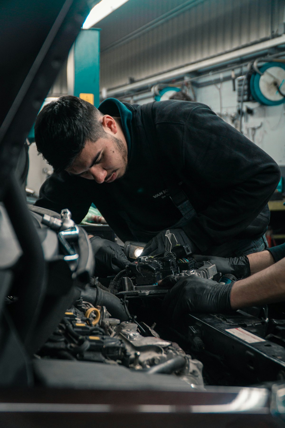 Mécanicien au travail dans l'atelier du Centre Auto Floralies